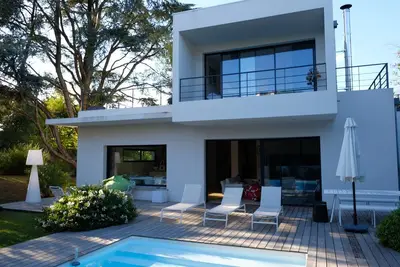 Image de Maison contemporaine ouverte sur une grande terrasse calme proche des plages