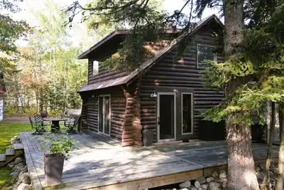Image de Cozy Lakeside Log Cabin Perfect for Any Season