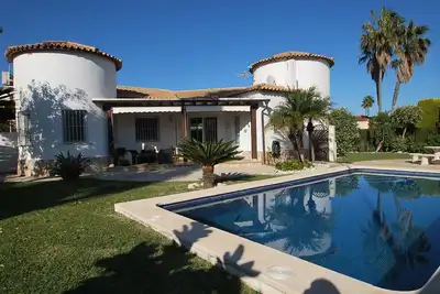 Image de Maison près de la plage avec piscine privée, climatisation, internet