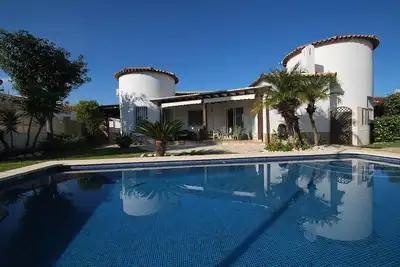 Image de Maison avec piscine privée, climatisation, internet