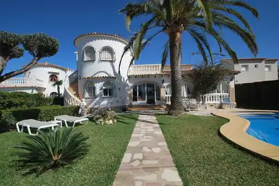 Image de Maison près de la plage avec piscine privée, climatisation, internet