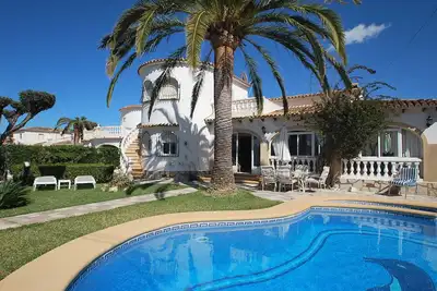 Image de Maison près de la plage avec piscine privée et climatisation, internet, barbecue