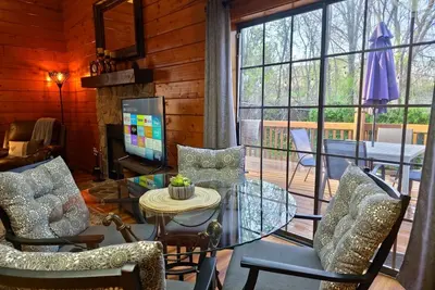 Image de Cozy Cabin~Sleeps 6~Great Location~Dog-Friendly