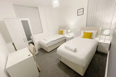 Image de Moderne-Maison-Salle de bain privée séparée-Vue sur la cour