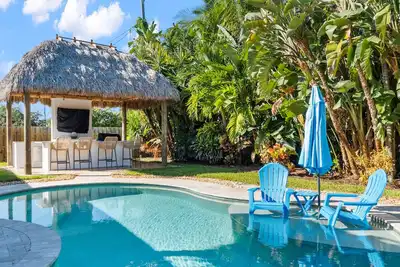 Image de The W House Jupiter- Minutes from the beach! Heated Pool and Tiki Hut