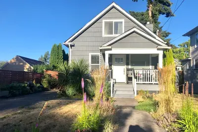 Image de Remodeled 1905 Craftsman 2b/ 2ba House- w/ Office + Workout Room
