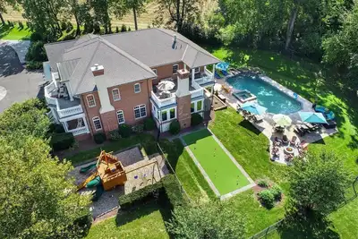 Image de Resort Pickleball Pool Hot Tub Theater Arcade Golf