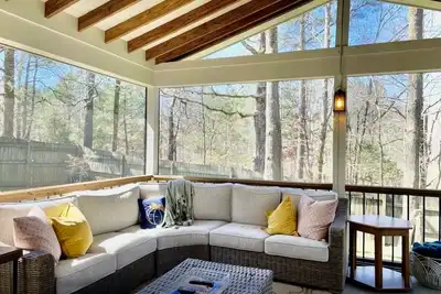 Image de Quiet Home in the Woods, Minutes to Campus with a Gorgeous Back Porch!