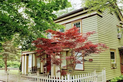 Image de Quaint & Cozy Guest House on Main St. , park & walk downtown, Wi-Fi available.