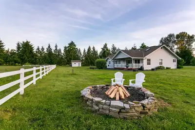 Image de Spacious Home with Pond and Seasonal Mtn View 12 min to Bellingham