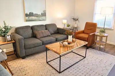 Image de Centrally Located Modern Cary Townhome