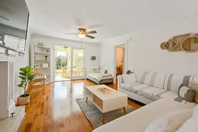 Image de 2 Story Home With Sunroom & Cozy Deck Close To Ksu