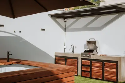 Image de 401 - Private Rooftop hot tub & Bbq 2br Steps from Your Bed