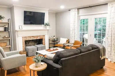 Image de Cary 3 Bedroom End Unit Townhome