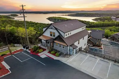 Image de Top Lake View Retreat with 3 Decks, 2 Game Rooms, Theater, Free Tickets & Community Pool