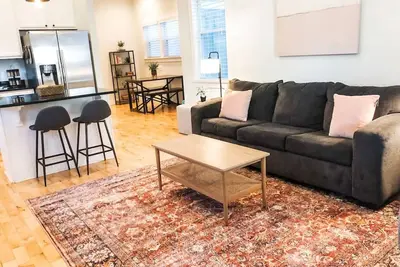 Image de Updated Downtown Raleigh Bungalow