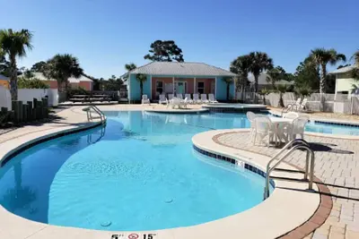 Image de Sandy Feet Retreat Beach cottage with pools and beach access