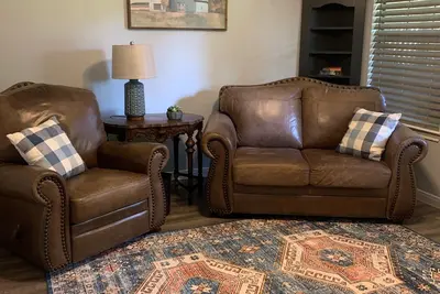 Image de Comfort & Charm. . . . Long Term Stays Considered.