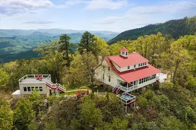 Image de Cloud View Manor | By Colonial Properties