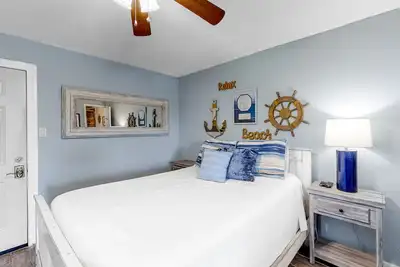 Image de Adorable condo across from the beach with fast WiFi and shared washer/dryer