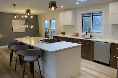 Image de Diver Lake Dream- Entertainers kitchen, hot tub, large deck, fenced yard, gardens