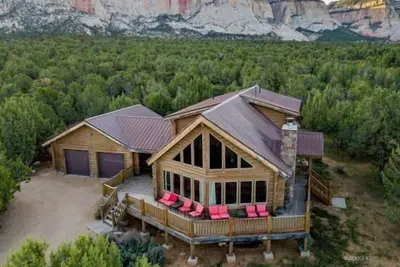 Image de Near Zion National Park! Modern cabin with panaramic views. Pet Friendly!