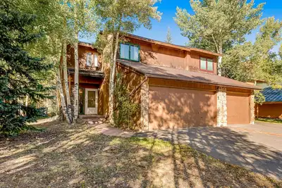 Image de Dog & Family-Friendly Home with Firepit, Deck, Fireplace, W/D, & Free WiFi