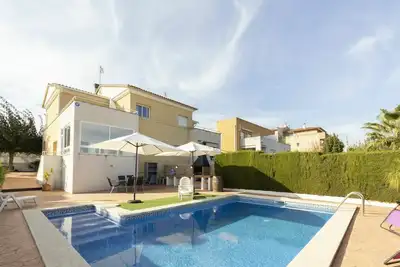 Image de Merveilleuse maison de vacances pour 8 personnes avec piscine privée, Wifi, Tv, patio et parking