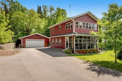 Image de Lakefront home with dock, fireplace, deck, firepits & fast WiFi - dog-friendly