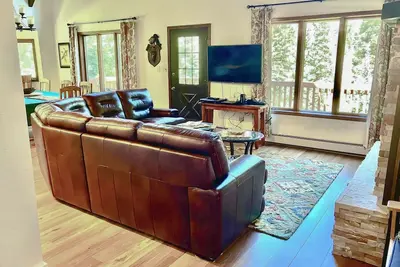 Image de Spacious Cabin w/ WiFi, Pool Table, Fireplace, Washer/Dryer - Snowbird-Friendly