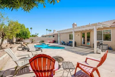 Desert gem with private pool, enclosed yard, game room & fast WiFi -dog-friendly