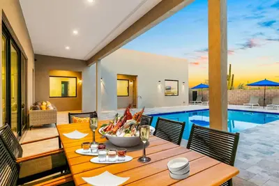 Image de 3-suite home on 2. 5 acres, complete with a private pool & large furnished patio