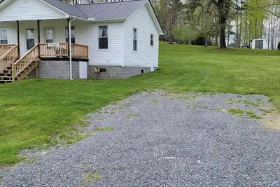 Image de Totally Remodeled 1930's House w/Firepit & Deck close to Outdoor Adventures.