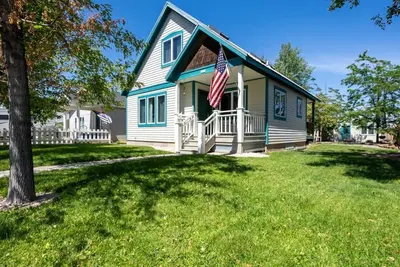 Image de Steps from Downtown Cody - Spacious home that sleeps 10!