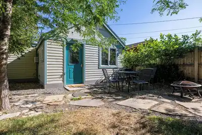 Image de Just blocks from downtown! Cozy 2-bed, 1-bath home - sleeps 4.