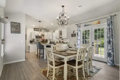 Image de Large backyard, minutes from Gathering Place