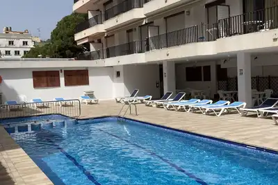 Image de Appartement lumineux 2 chambres avec terrasse – piscine partagée, parking, vue montagne, proche plage