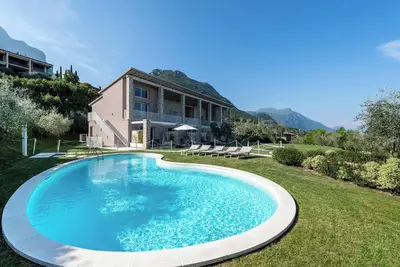 Image de Appartement \"La Lavanda - Little Paradise\" avec vue sur le lac, Wi-Fi, A/C, piscine et jardin