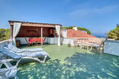 Image de Appartement avec terrasse et vue sur mer, piscine, Wi-Fi et jardin.