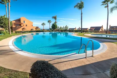 Image de Appartement Penthouse Ă Marbella avec vue sur mer, piscine, Wi-Fi, jardin et terrasse.