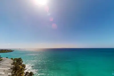Image de 2 Bedroom 2. 5 Bath Luxury Condo in Cupecoy. Steps to the Beach!