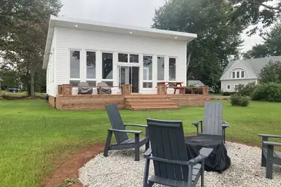 Image de Bright and Cheerful 3-Bedroom Waterfront Cottage