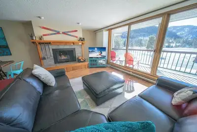 Image de Spacious & Updated Unit with Mountain Views