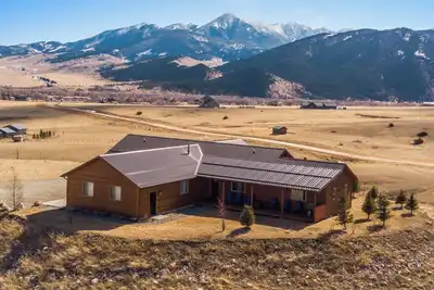 Image de The Skyhawk Lodge - Wonderful home with incredible views on 10 acres!