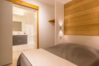 Image de 200m du centre station, balcon, télévision, casier à ski, 77m², Serre Chevalier