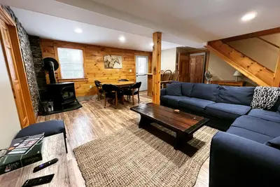 Image de Pinewood Lodge | Cozy Pet-Friendly Log Cabin 5 min to Mt Sunapee