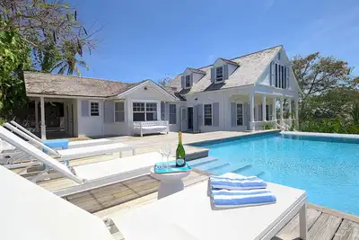 3/Br 3/Ba Character home in Governors Harbour!