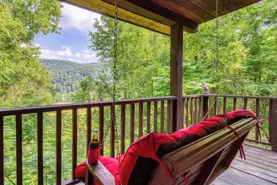 Image de Romantic Secluded Cabin with Mountain View - pet friendly