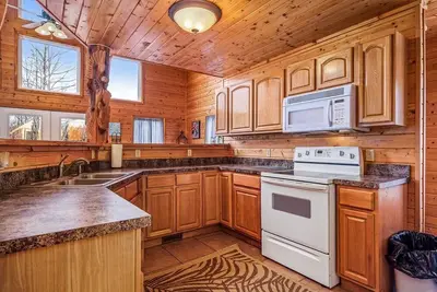 Image de Rustic Lake Cabin with hot tub near three marinas!