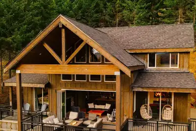 Image de 5 Br 4 Ba home w/hot tub, game room, large deck & spectacular mountain views!